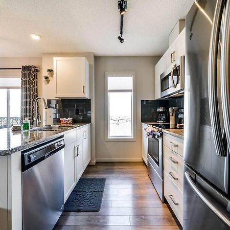 Bright Luxe Condo, Ac, Top Floor, King Bed, Balcony! Edmonton Esterno foto