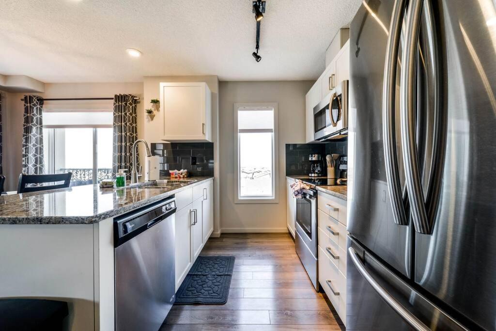 Bright Luxe Condo, Ac, Top Floor, King Bed, Balcony! Edmonton Esterno foto