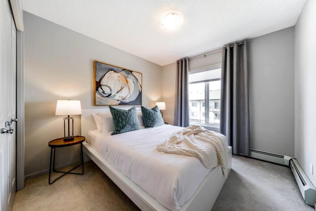 Bright Luxe Condo, Ac, Top Floor, King Bed, Balcony! Edmonton Esterno foto