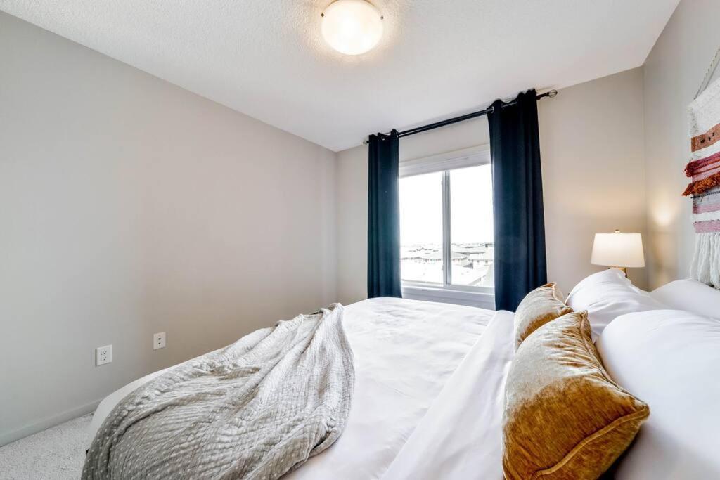 Bright Luxe Condo, Ac, Top Floor, King Bed, Balcony! Edmonton Esterno foto