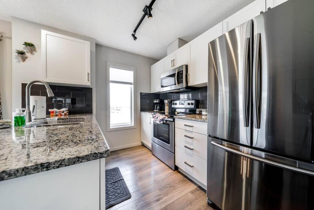 Bright Luxe Condo, Ac, Top Floor, King Bed, Balcony! Edmonton Esterno foto