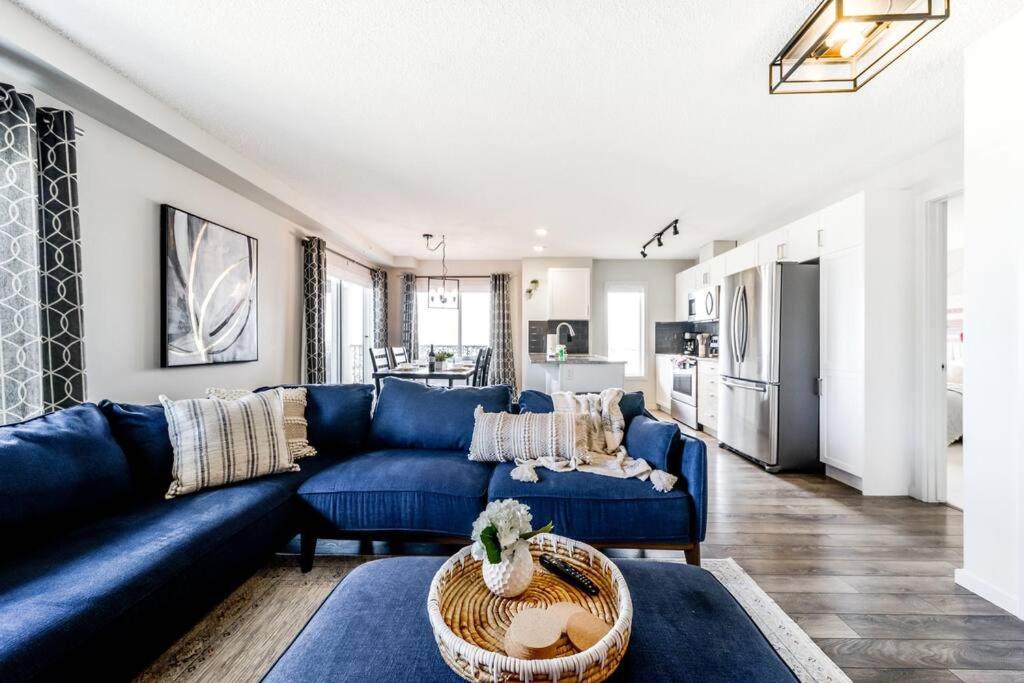 Bright Luxe Condo, Ac, Top Floor, King Bed, Balcony! Edmonton Esterno foto
