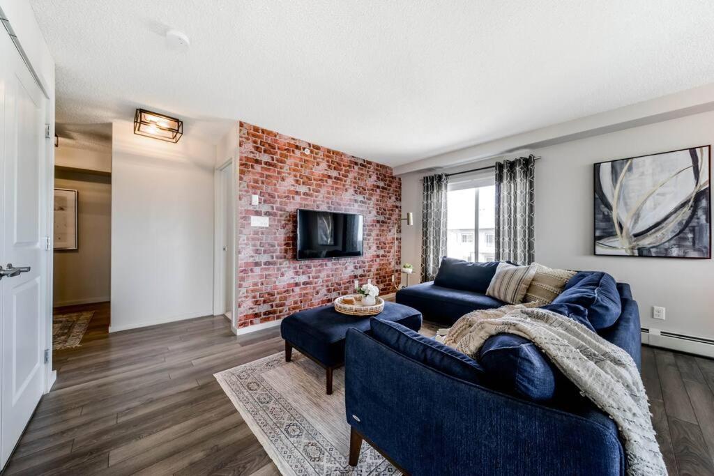 Bright Luxe Condo, Ac, Top Floor, King Bed, Balcony! Edmonton Esterno foto