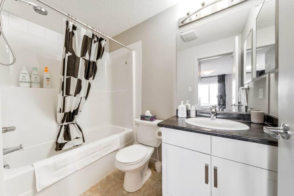Bright Luxe Condo, Ac, Top Floor, King Bed, Balcony! Edmonton Esterno foto