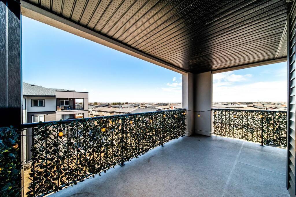 Bright Luxe Condo, Ac, Top Floor, King Bed, Balcony! Edmonton Esterno foto