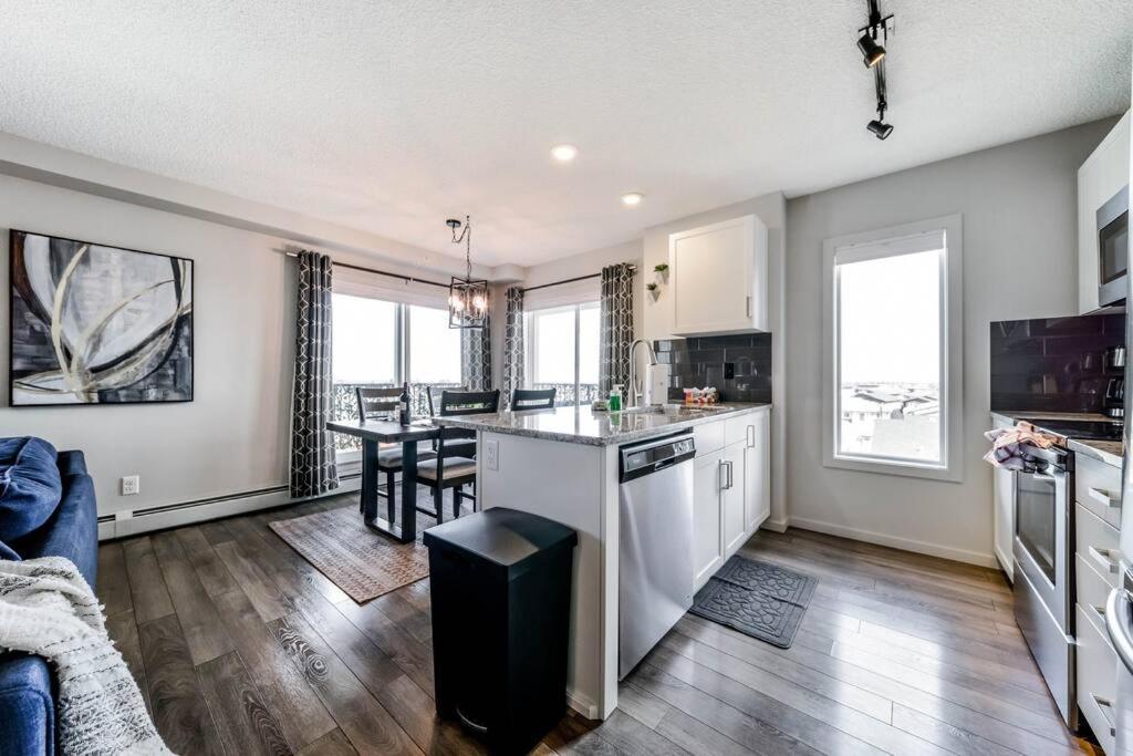 Bright Luxe Condo, Ac, Top Floor, King Bed, Balcony! Edmonton Esterno foto