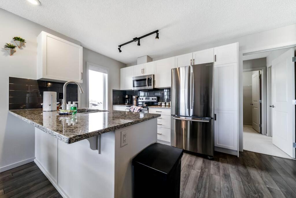 Bright Luxe Condo, Ac, Top Floor, King Bed, Balcony! Edmonton Esterno foto