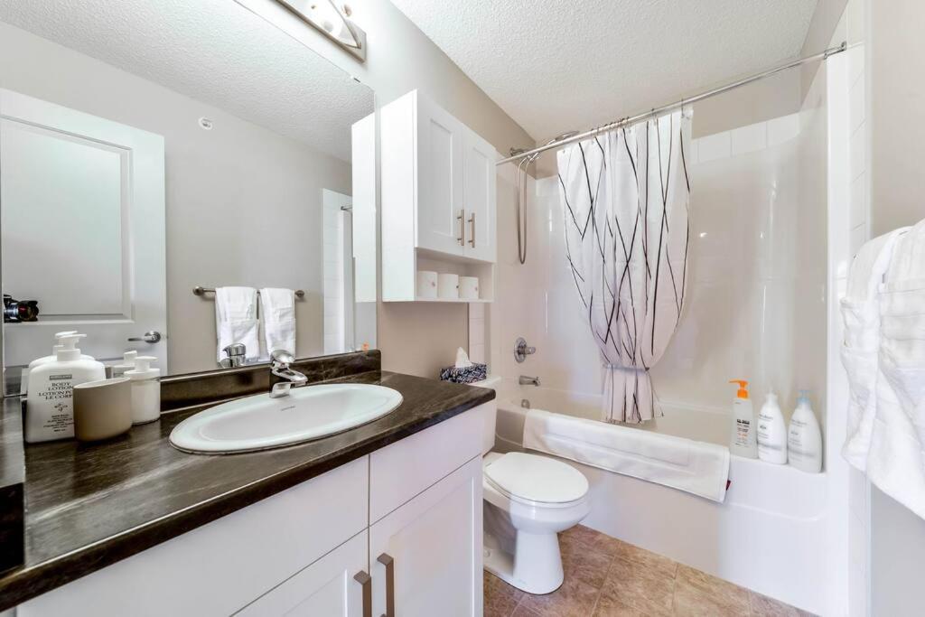 Bright Luxe Condo, Ac, Top Floor, King Bed, Balcony! Edmonton Esterno foto
