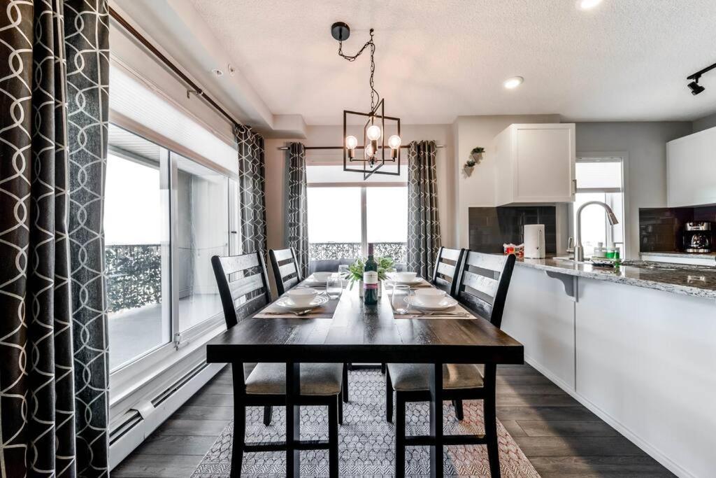 Bright Luxe Condo, Ac, Top Floor, King Bed, Balcony! Edmonton Esterno foto
