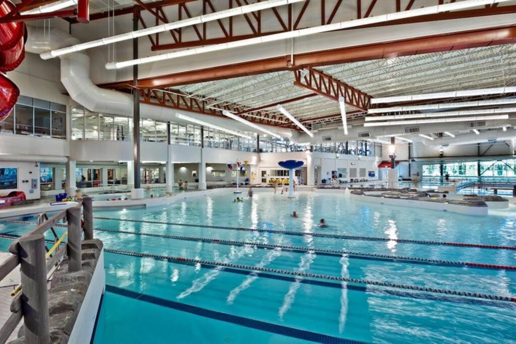 Bright Luxe Condo, Ac, Top Floor, King Bed, Balcony! Edmonton Esterno foto