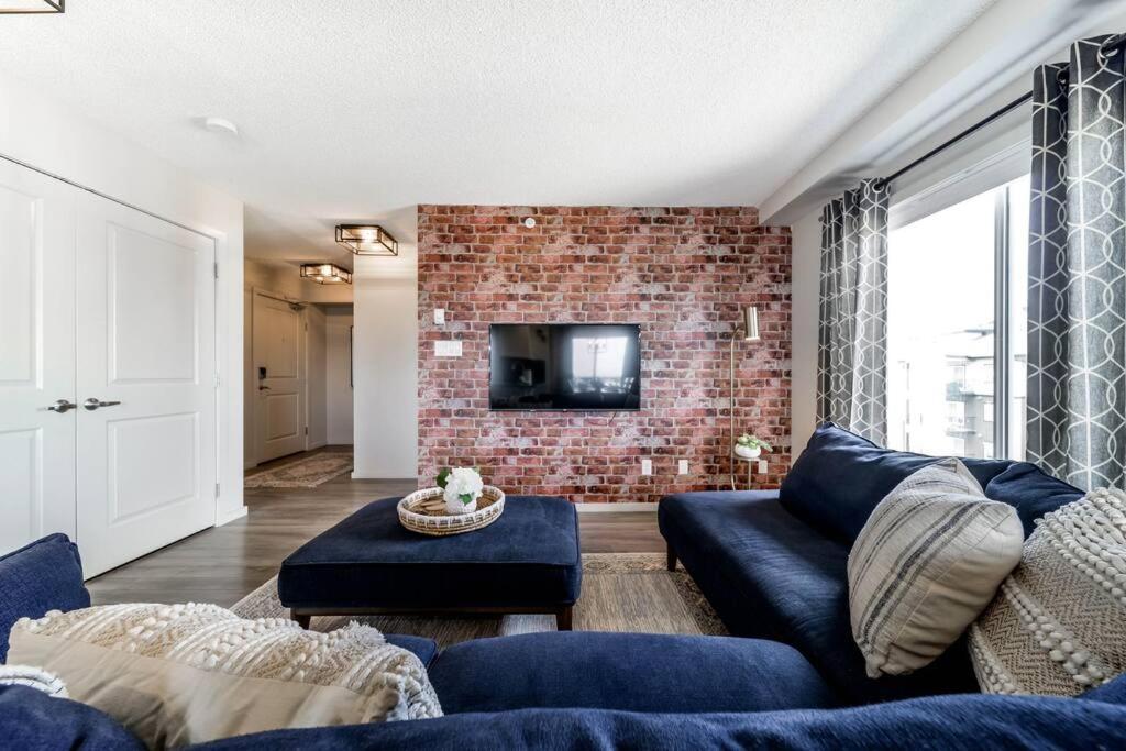 Bright Luxe Condo, Ac, Top Floor, King Bed, Balcony! Edmonton Esterno foto