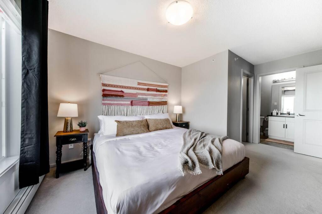 Bright Luxe Condo, Ac, Top Floor, King Bed, Balcony! Edmonton Esterno foto