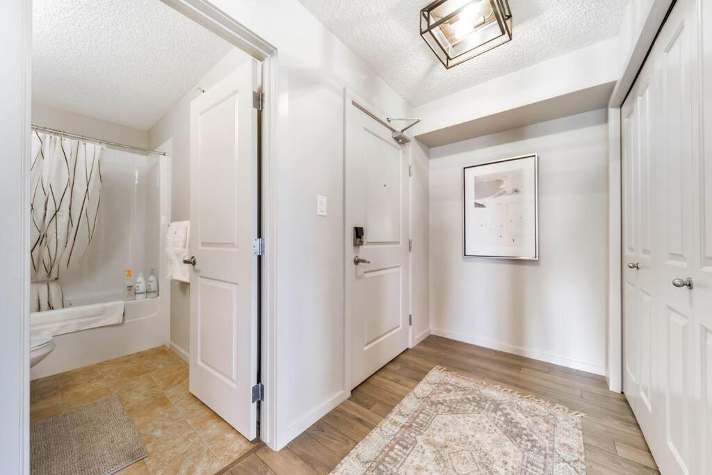 Bright Luxe Condo, Ac, Top Floor, King Bed, Balcony! Edmonton Esterno foto