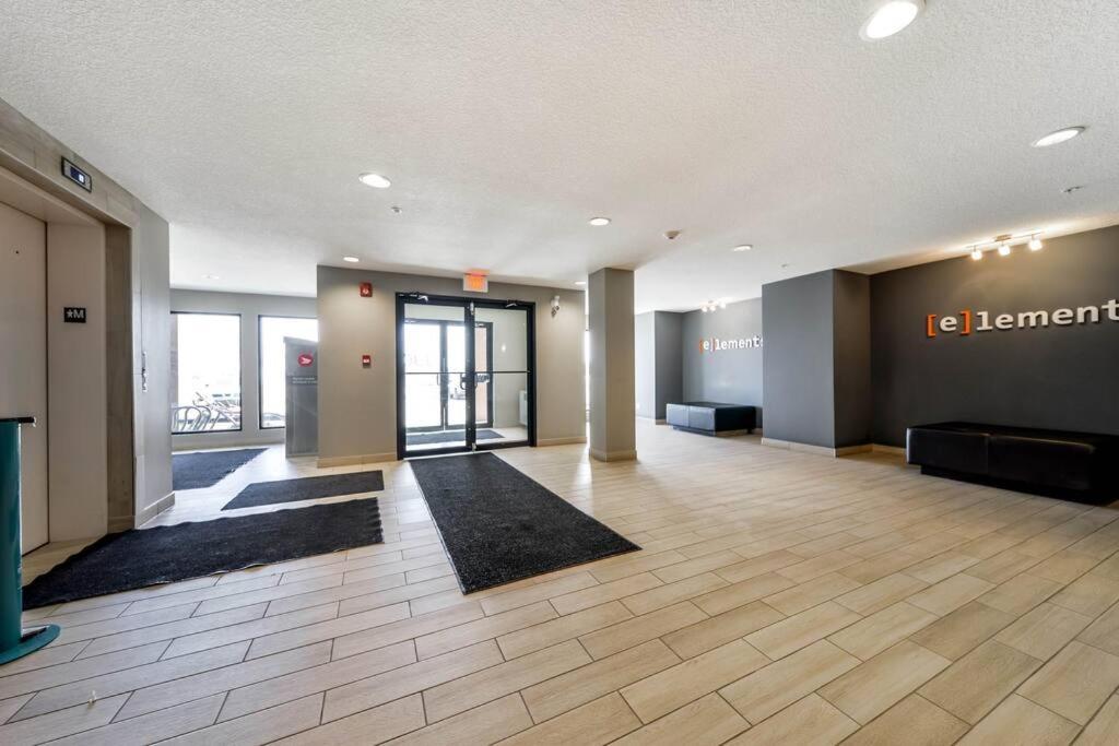 Bright Luxe Condo, Ac, Top Floor, King Bed, Balcony! Edmonton Esterno foto