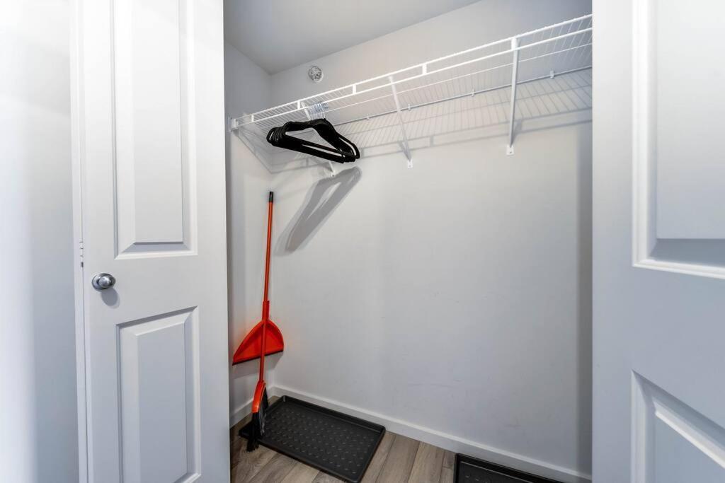 Bright Luxe Condo, Ac, Top Floor, King Bed, Balcony! Edmonton Esterno foto