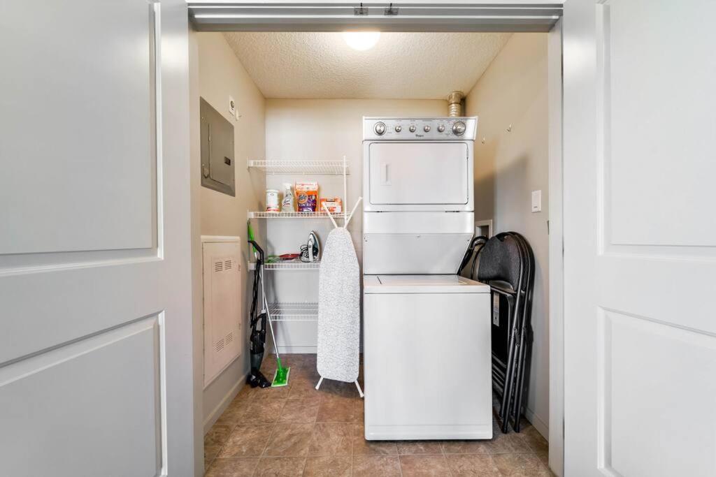 Bright Luxe Condo, Ac, Top Floor, King Bed, Balcony! Edmonton Esterno foto
